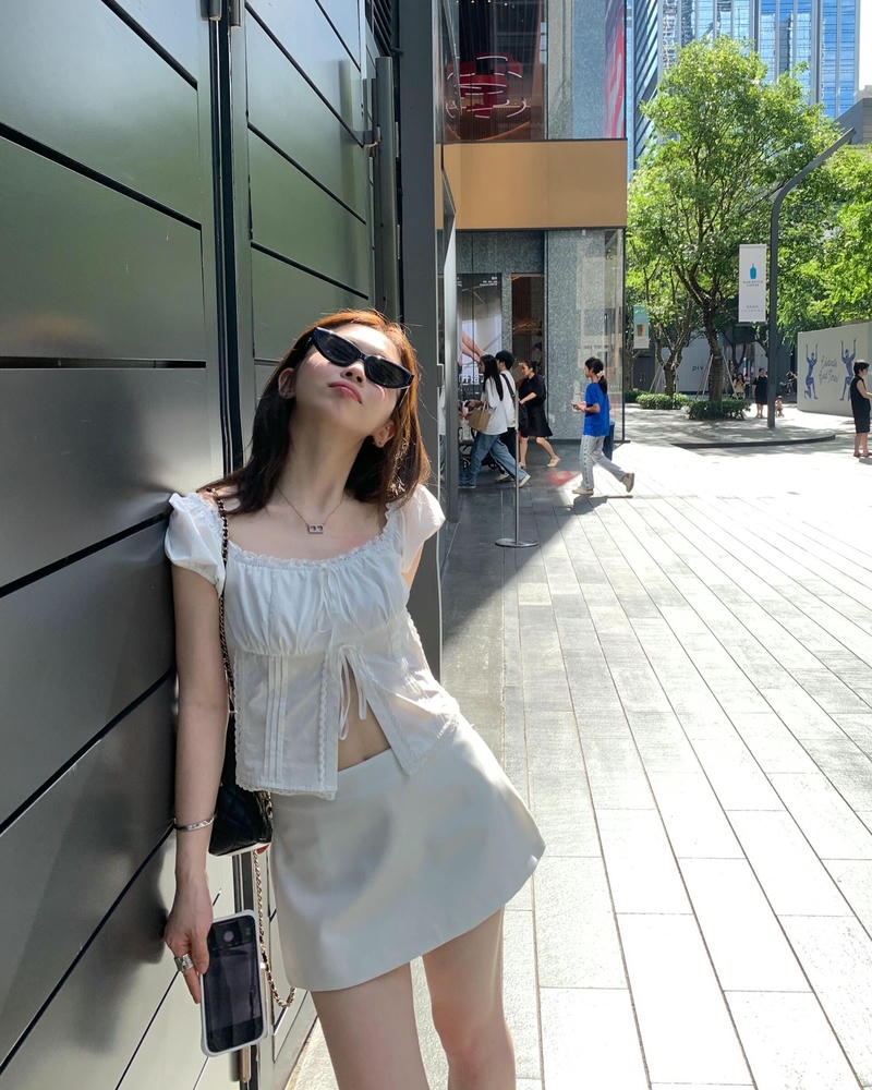 ảnh gái xinh đeo kính mặc váy