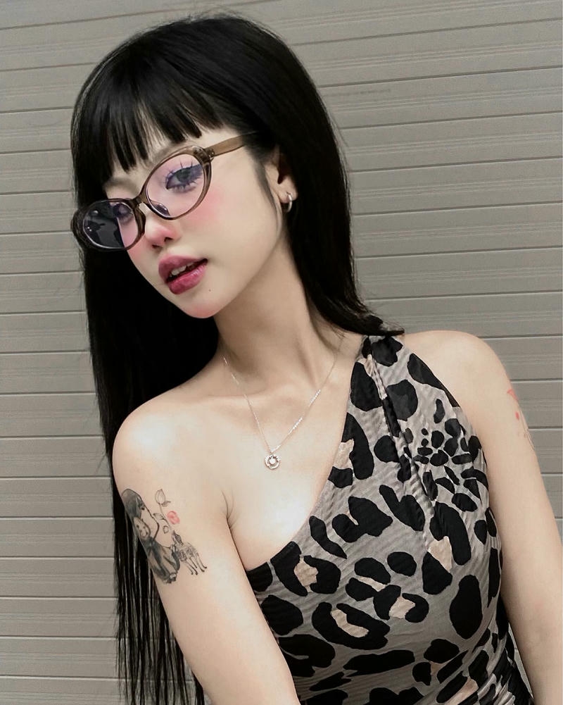 ảnh gái xinh đeo kính nóng bỏng