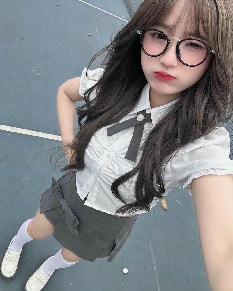ảnh gái xinh học sinh đeo kính