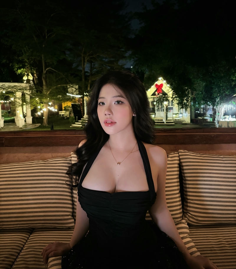 ảnh gái xinh khoe ngực dâm dãng