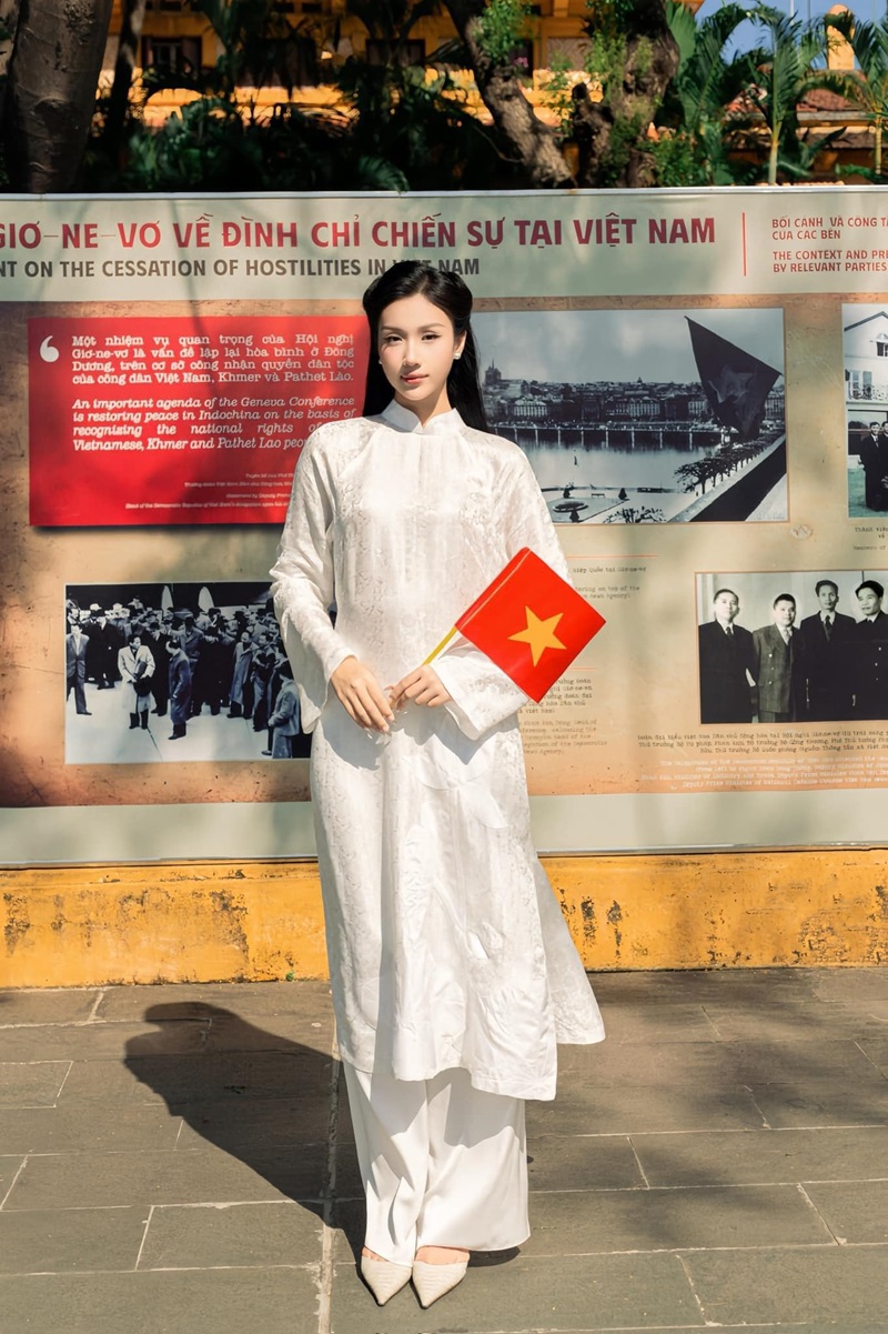 ảnh gái xinh mặc áo dài cầm cờ