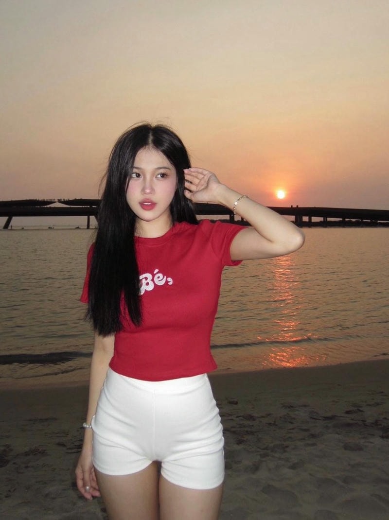 ảnh gái xinh mặc quần ngắn