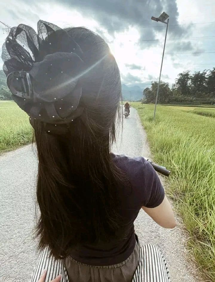 ảnh gái xinh quay lưng.