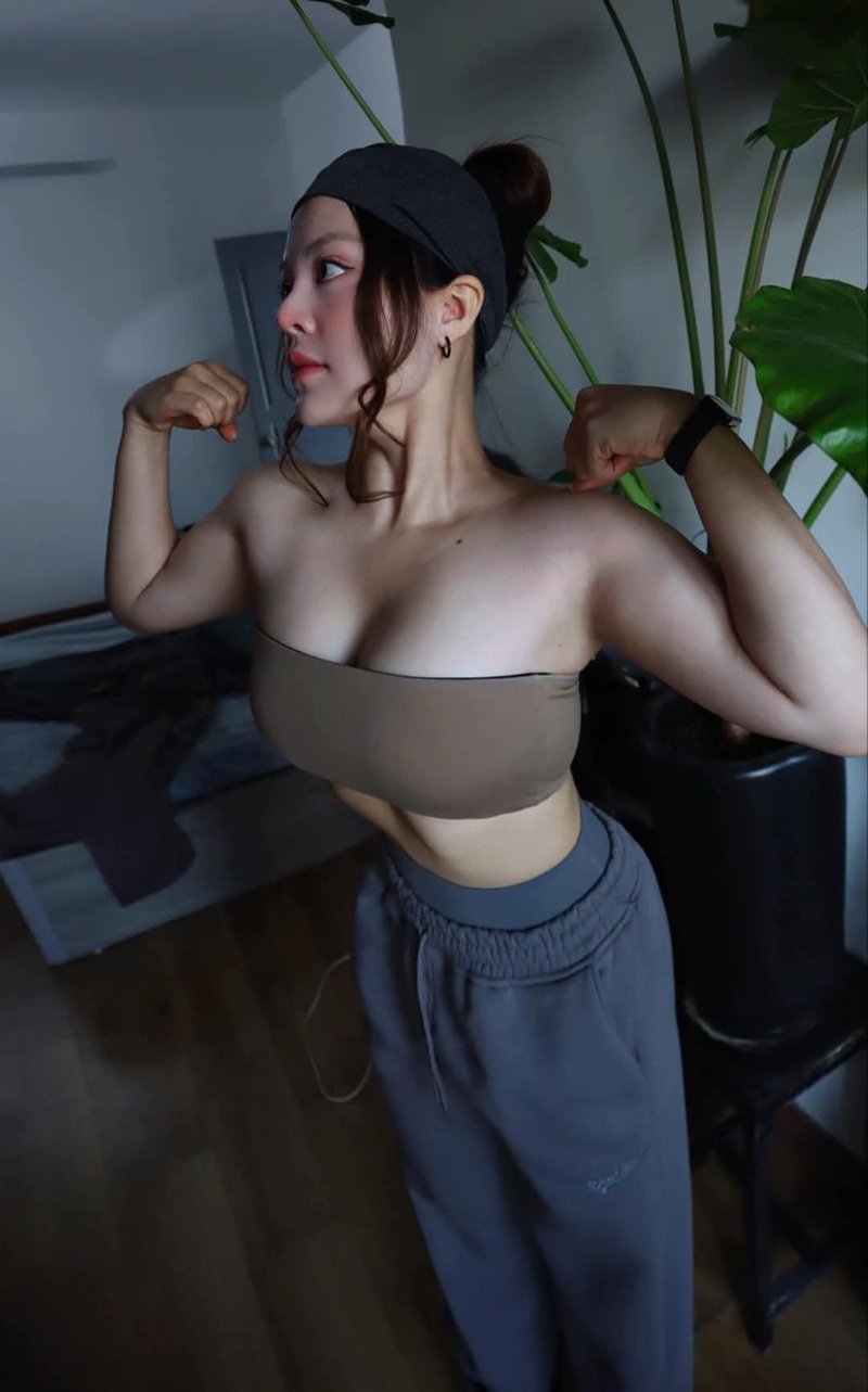 ảnh gái xinh tập gym ngực to tròn