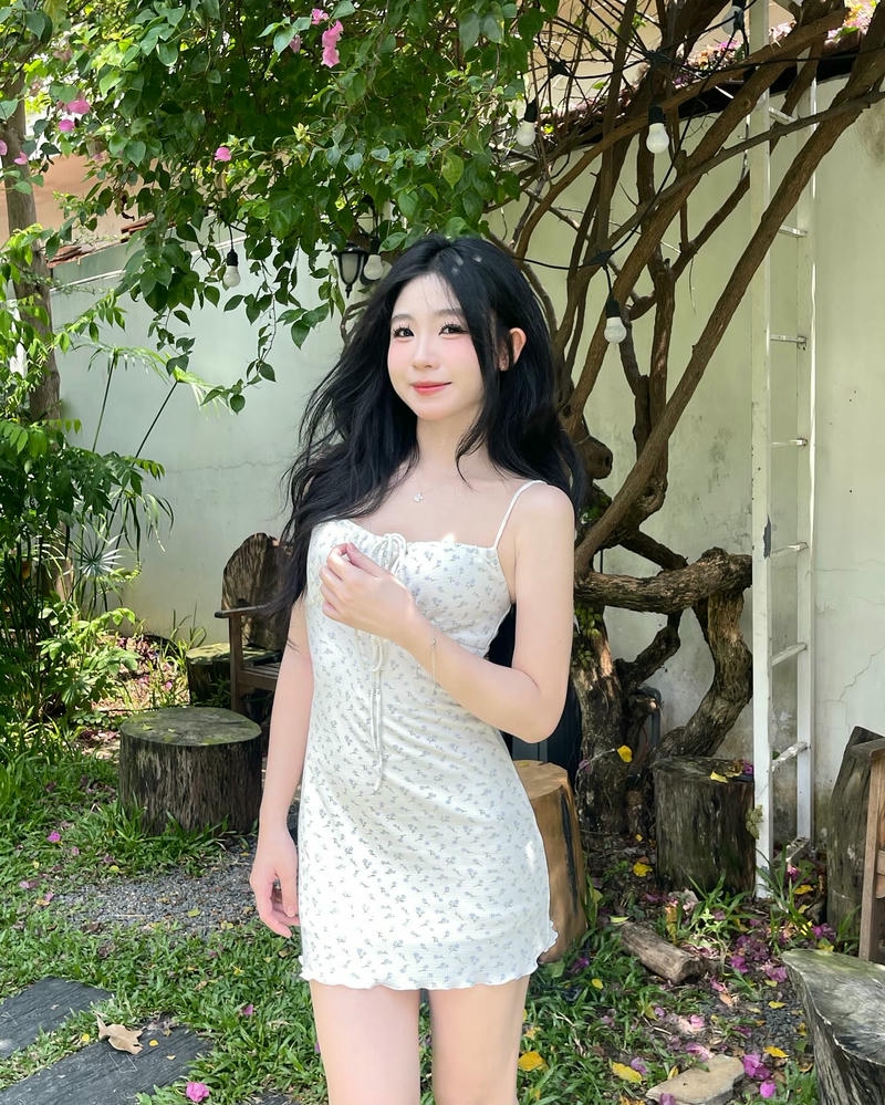 ảnh hotgirl insta mặc váy body