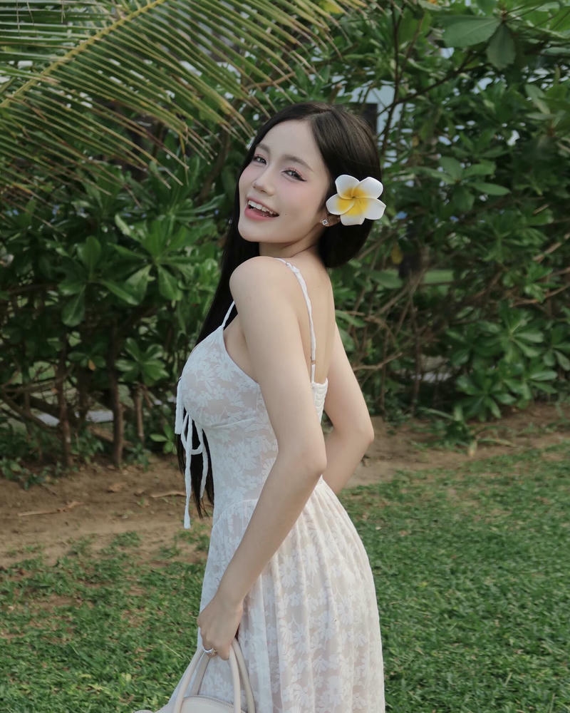 ảnh hotgirl tiktok cài hoa