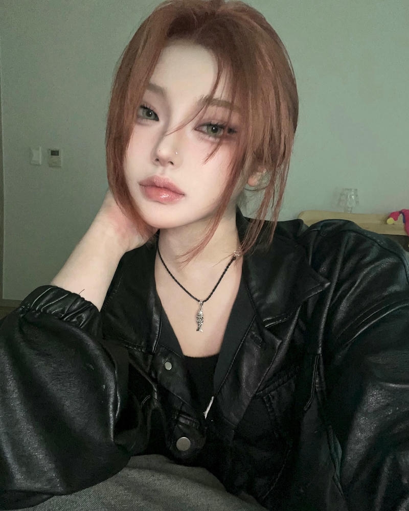 ảnh hotgirl tiktok mặc áo da