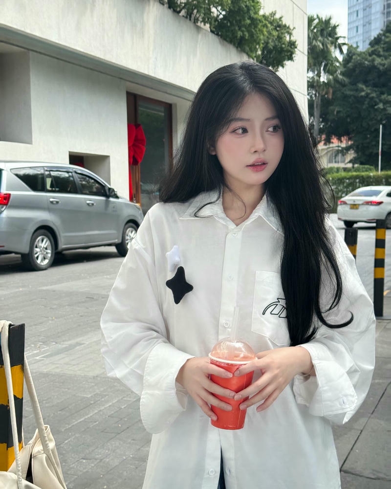 ảnh hotgirl tiktok mặc sơ mi trắng