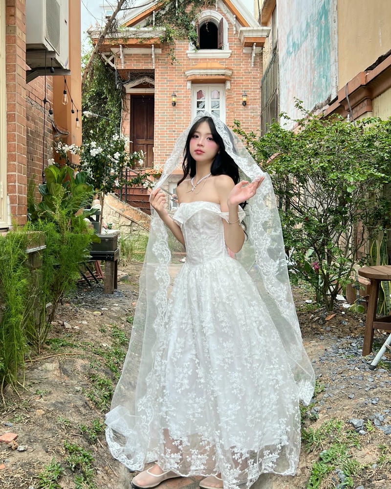 ảnh hotgirl tiktok mặc váy cô dâu