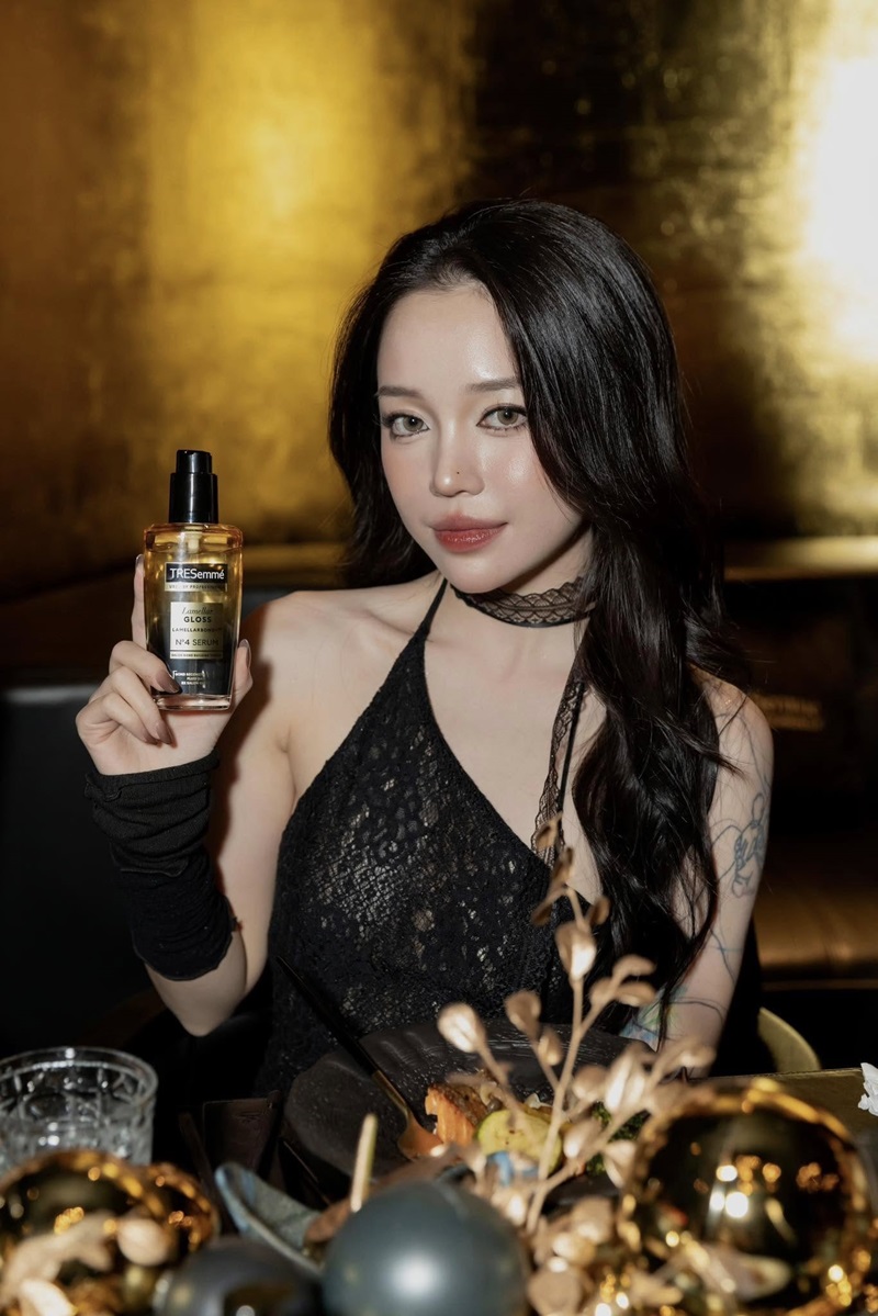 ảnh linh ngọc đàm cầm nước hoa