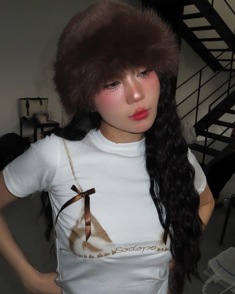 ảnh ngọc trinh đội mũ lông