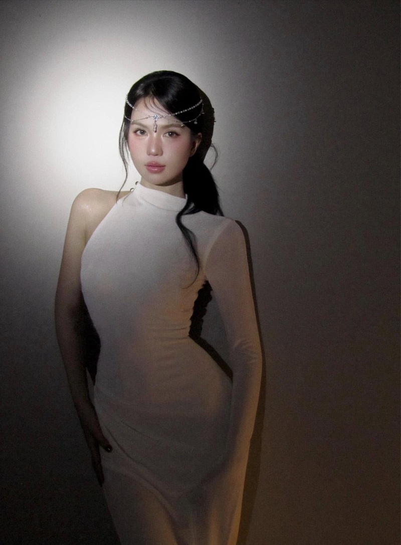 ảnh ngọc trinh váy trắng