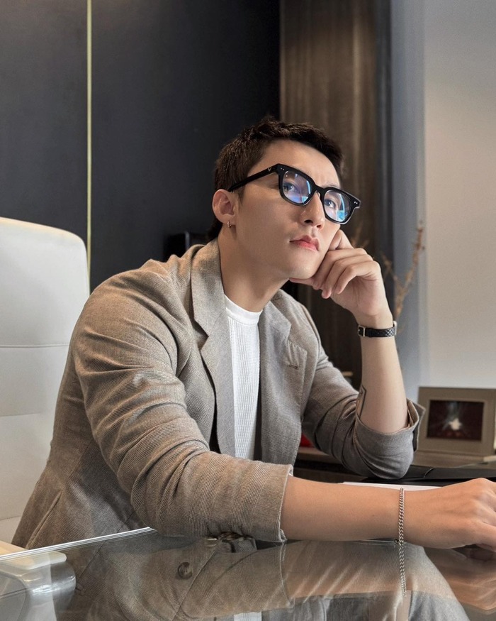 ảnh sơn tùng đeo kính