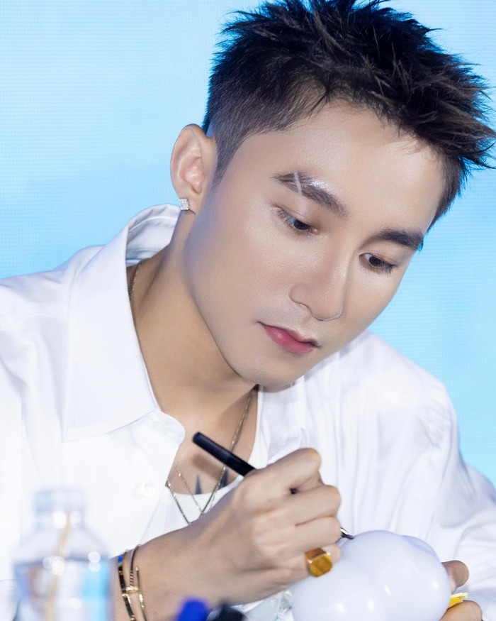 ảnh sơn tùng ký tặng fan