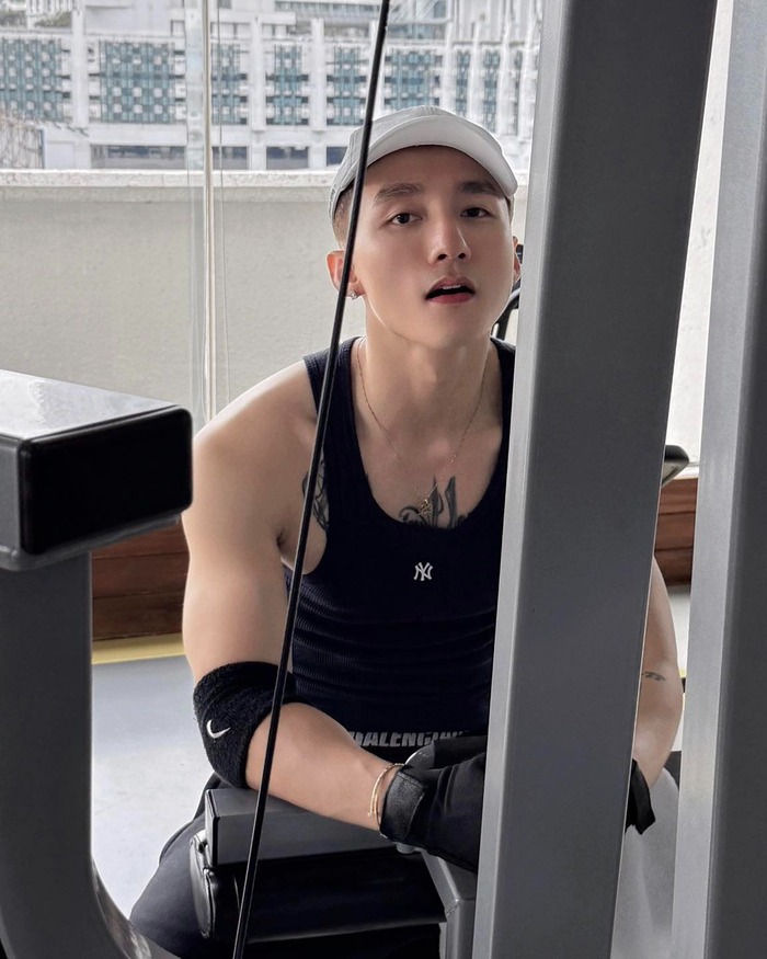 ảnh sơn tùng tập gym