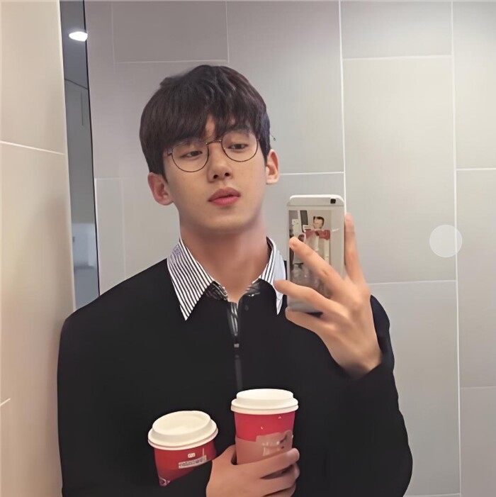 ảnh trai đẹp đeo kính 2k