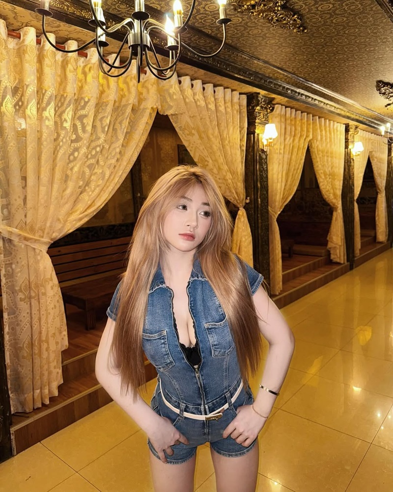 ảnh trần hà linh có khe ngực