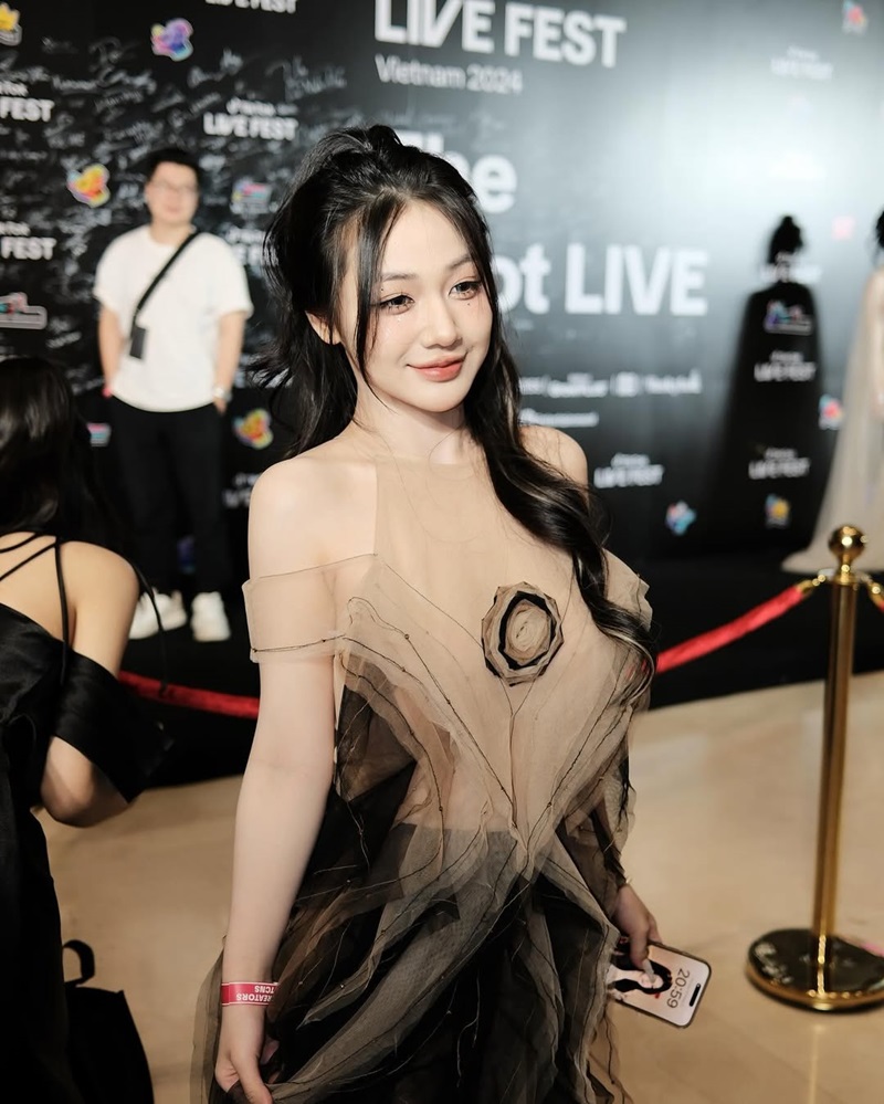 ảnh trần hà linh cười
