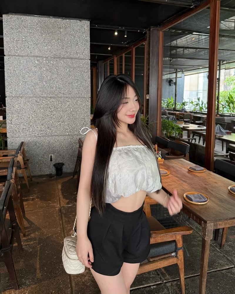 ảnh trần hà linh đeo túi trắng
