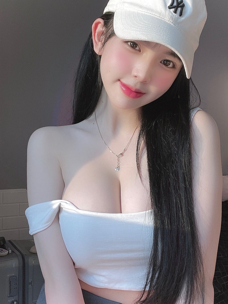 ảnh trần huyền châu đội mũ trắng