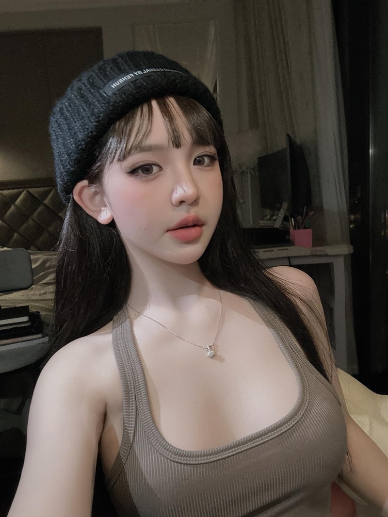 ảnh trần huyền châu đội mũ