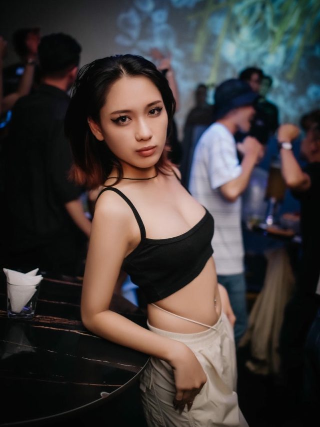 gái xinh đi bar ngầu