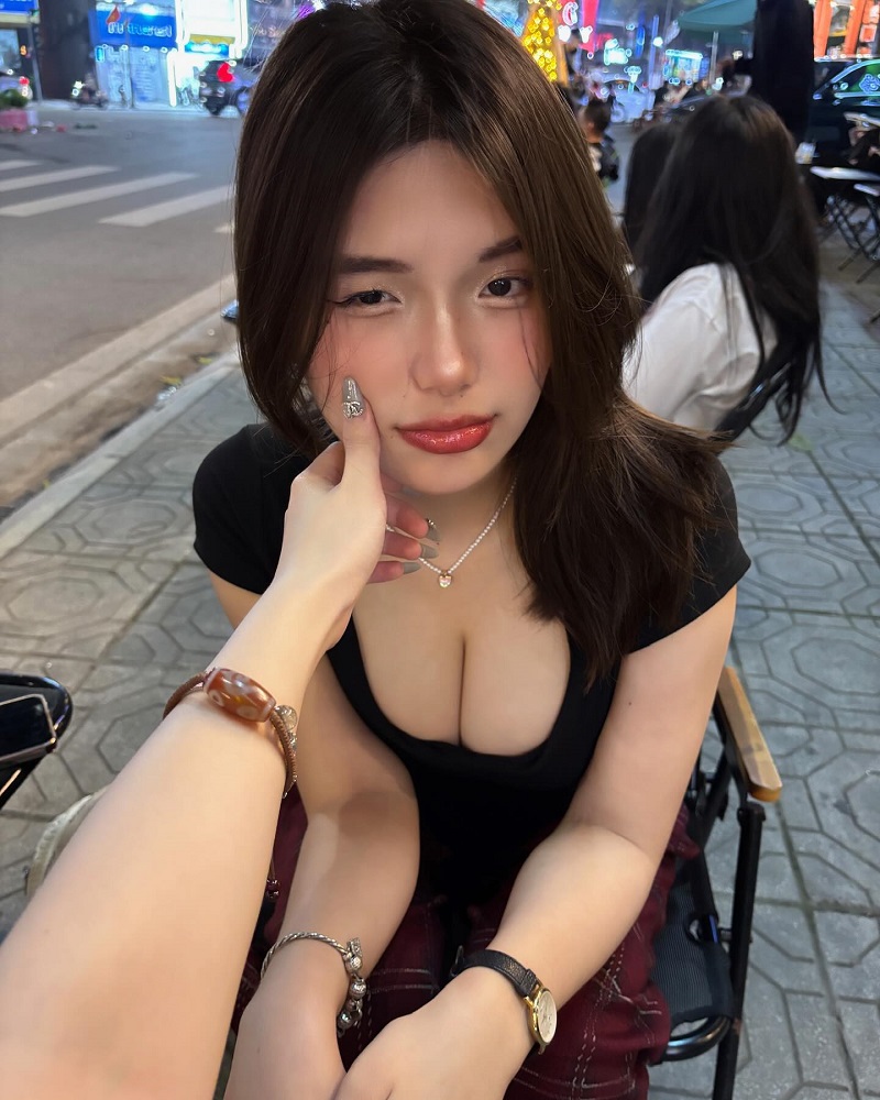 gái khoe ngực 2
