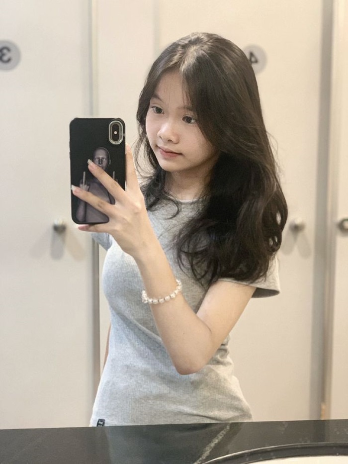 gái xinh 2k7 chụp ảnh bằng điện thoại