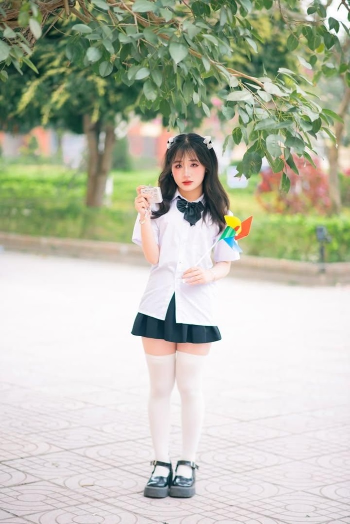 gái xinh 2k7 chụp ảnh kỷ yếu