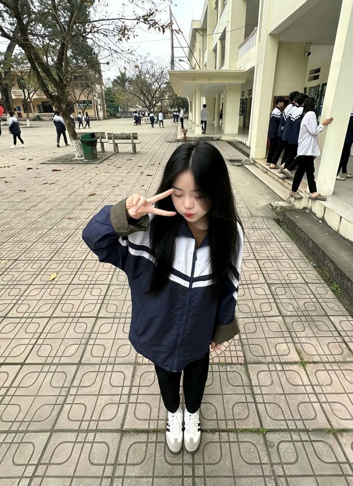 gái xinh 2k7 chụp ảnh trường ở