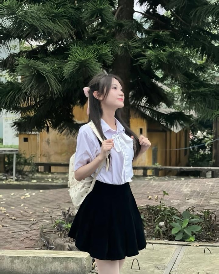gái xinh 2k7 mặc váy đen