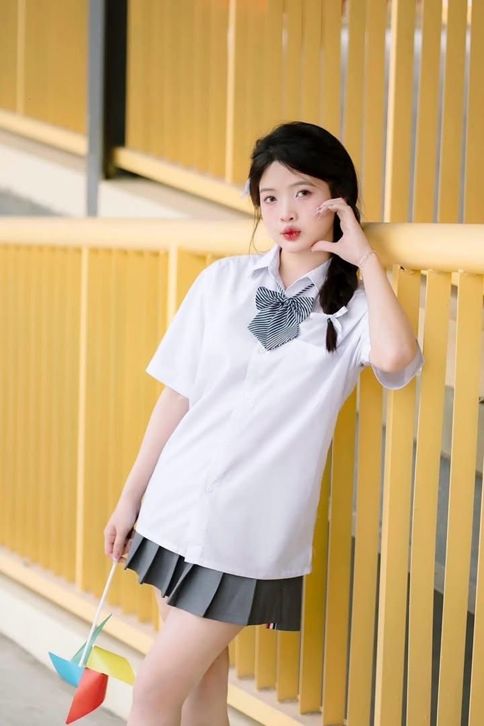 gái xinh 2k7 mặc váy ngắn