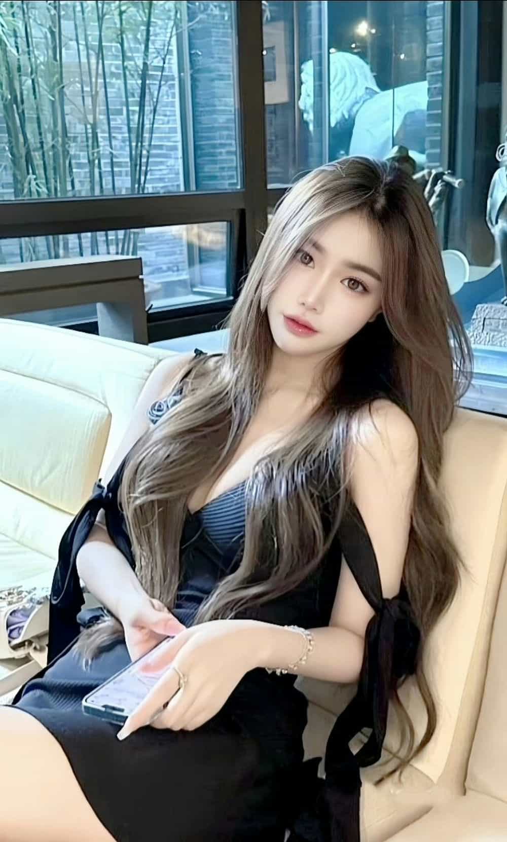 gai xinh cosplay tao dang