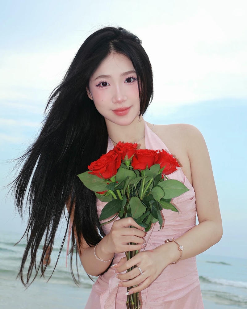 gái xinh đất Việt cầm hoa