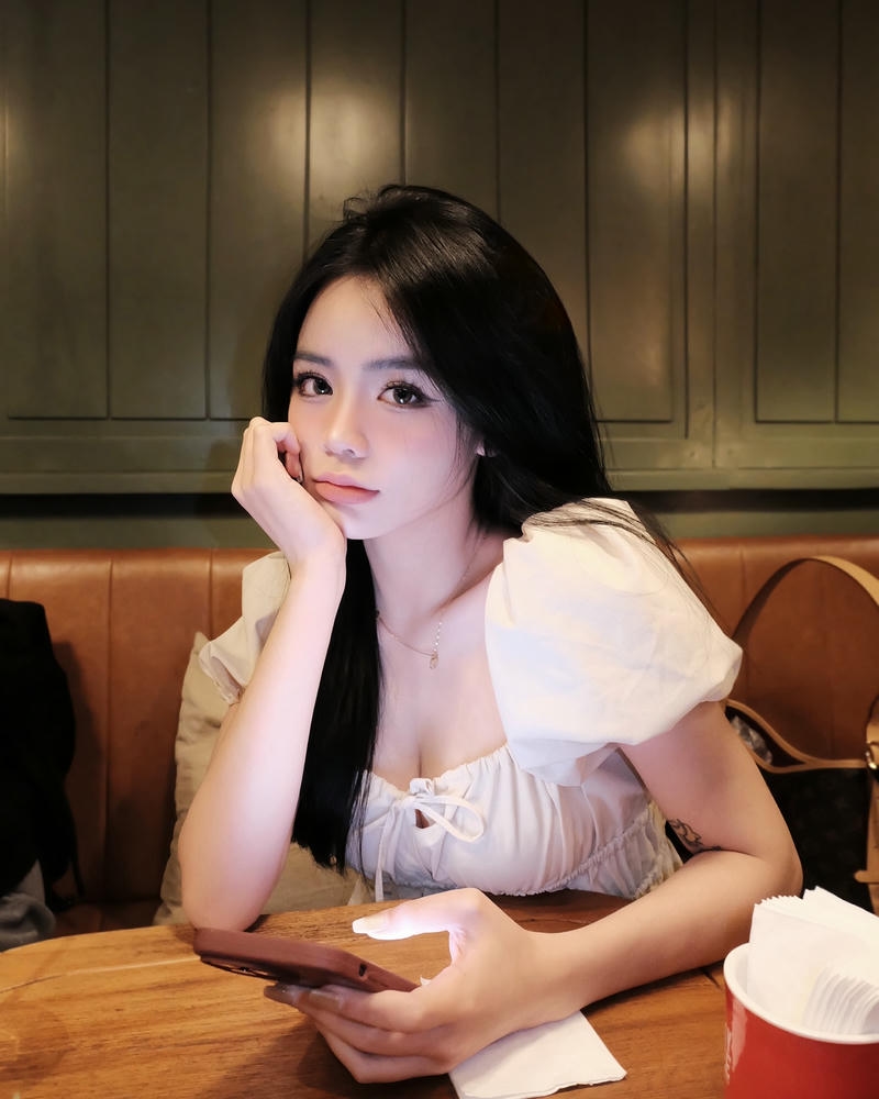 gái xinh đất Việt chống tay