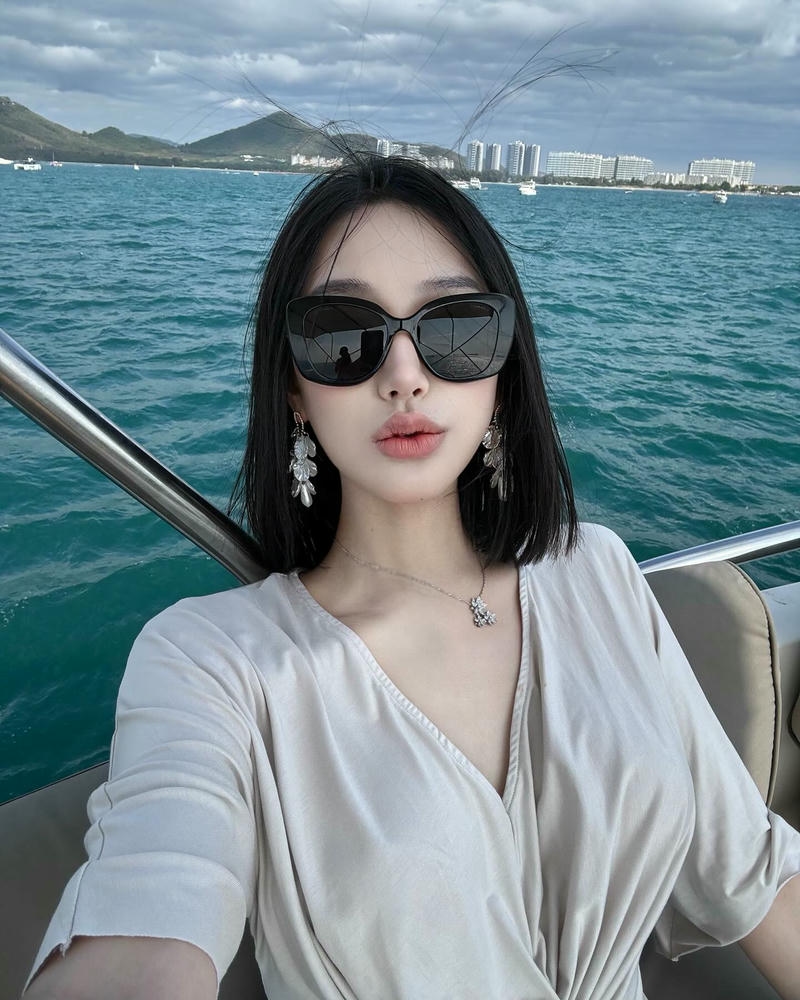 gái xinh đeo kính full hd