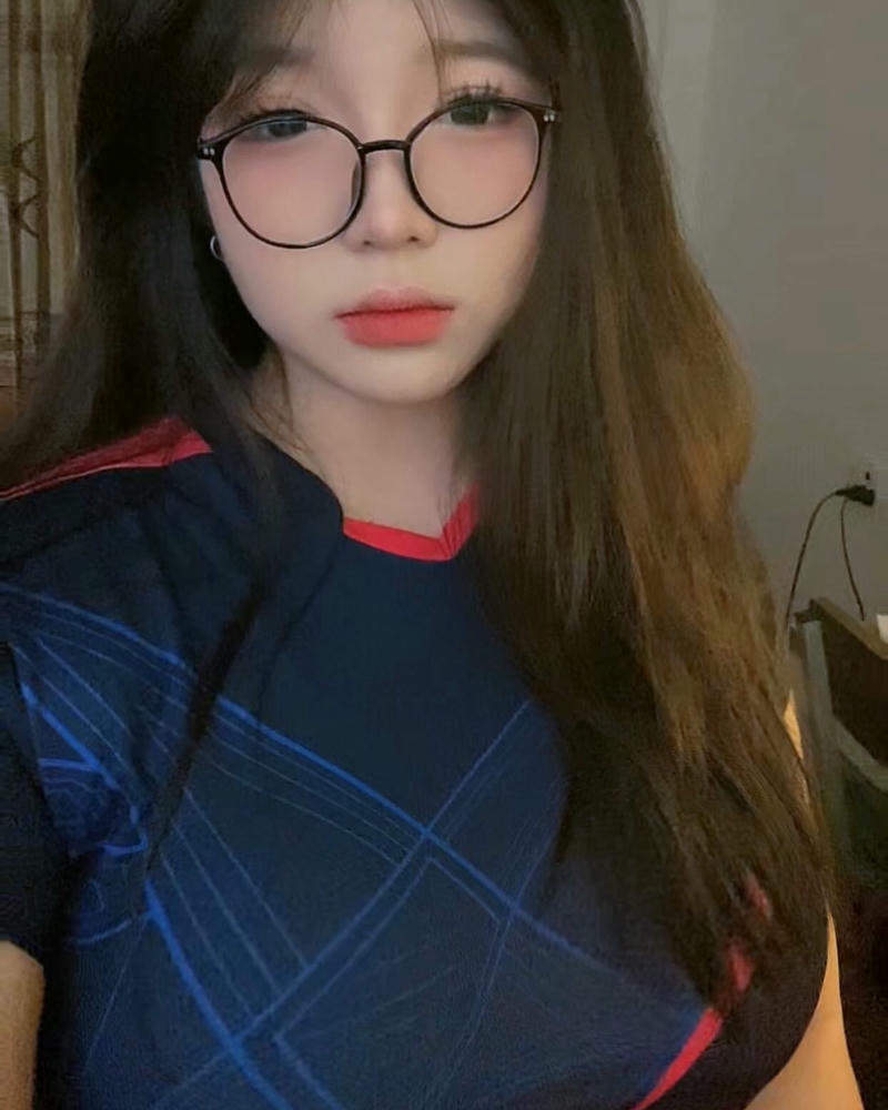 gái xinh đeo kính