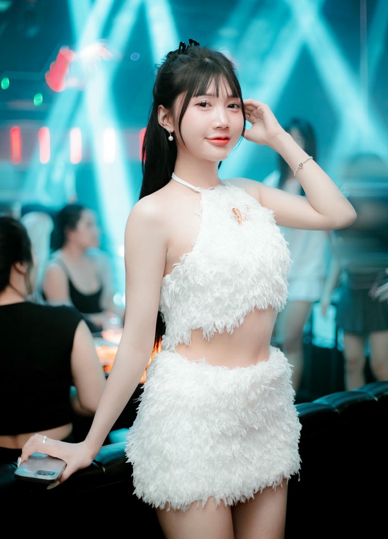 gái xinh đi bar cầm diện thoại