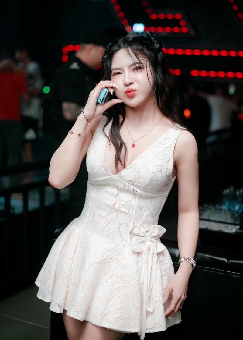 gái xinh đi bar chu mỏ