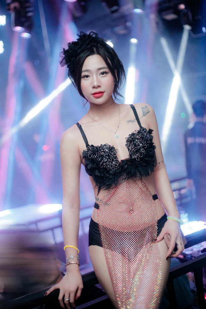gái xinh đi bar dâm