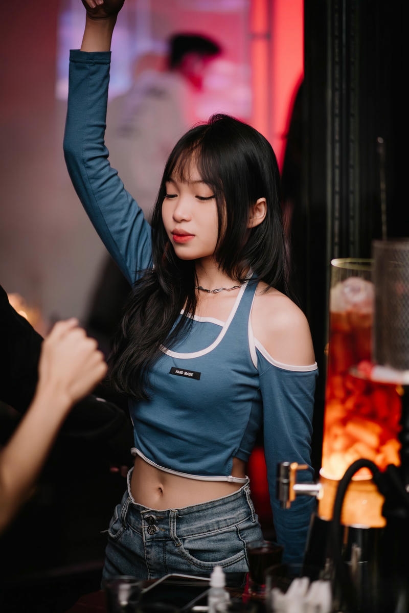 gái xinh đi bar hở eo