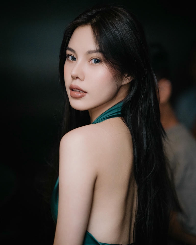 gái xinh đi bar hở lưng