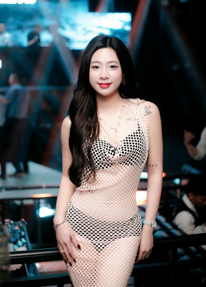 gái xinh đi bar khiêu gợi