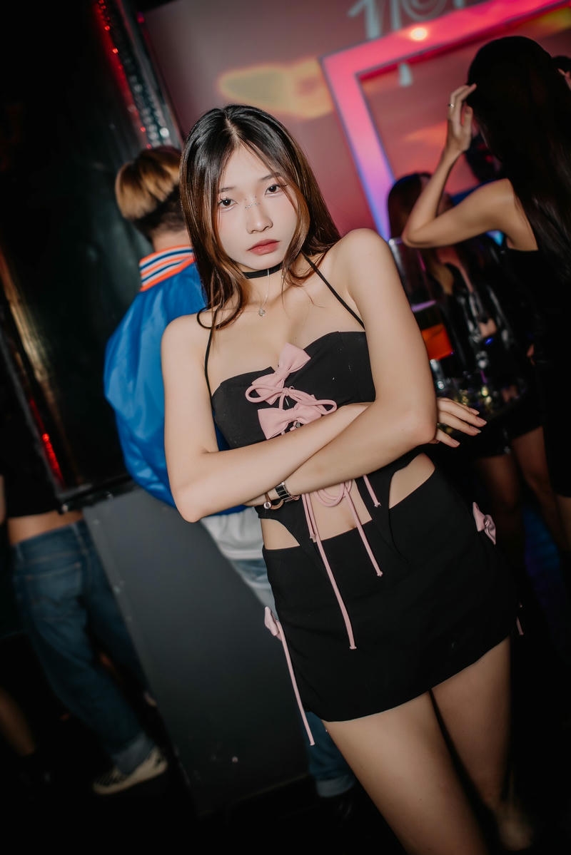 gái xinh đi bar mặc áo 2 dây