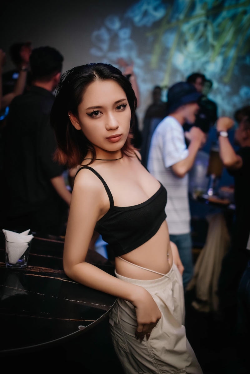 gái xinh đi bar ngầu