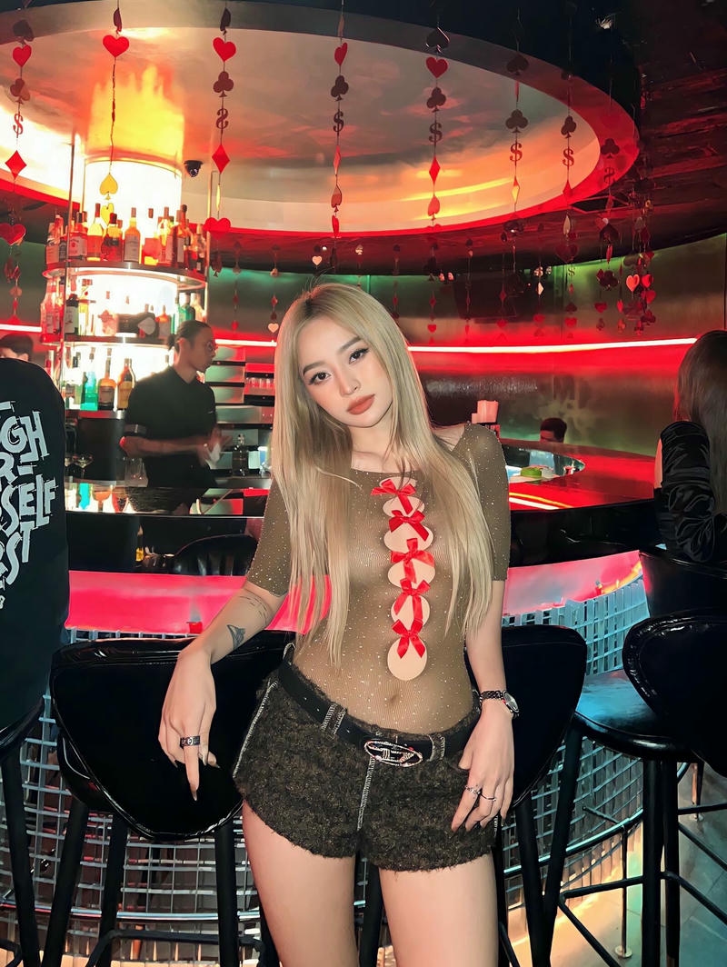 gái xinh đi bar ngọt nước