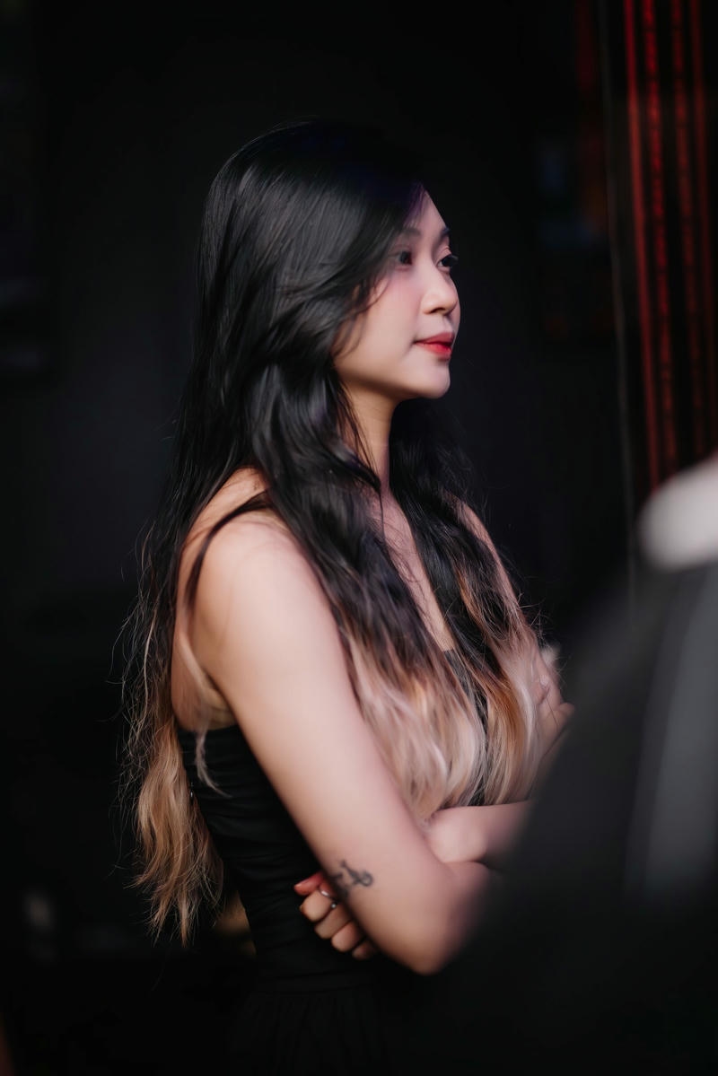 gái xinh đi bar tóc dài