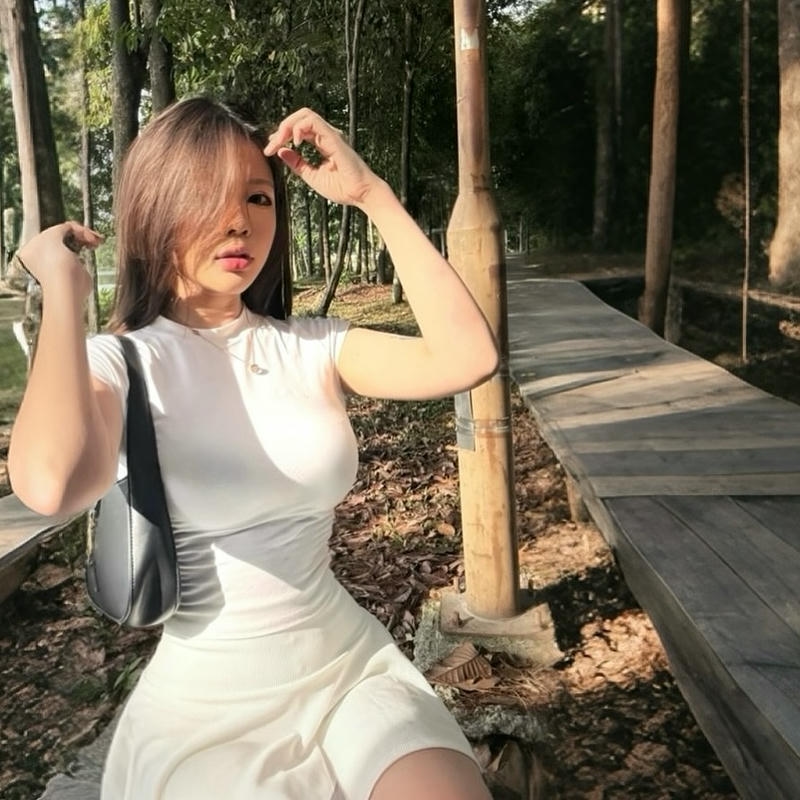 gái xinh genZ mặc váy bó