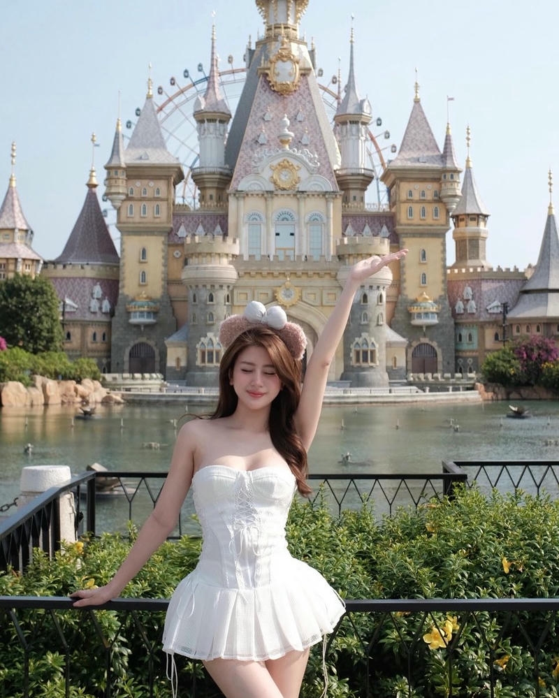 gái xinh genZ mặc váy ngắn