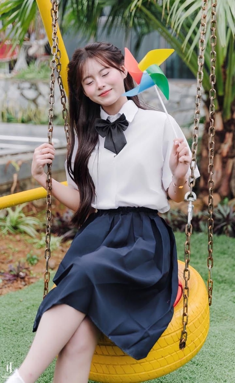 gái xinh học sinh cầm chong chóng